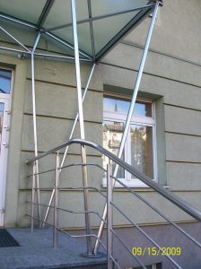 balustrada wraz z zadaszeniem przy wejściu do hotelu.
